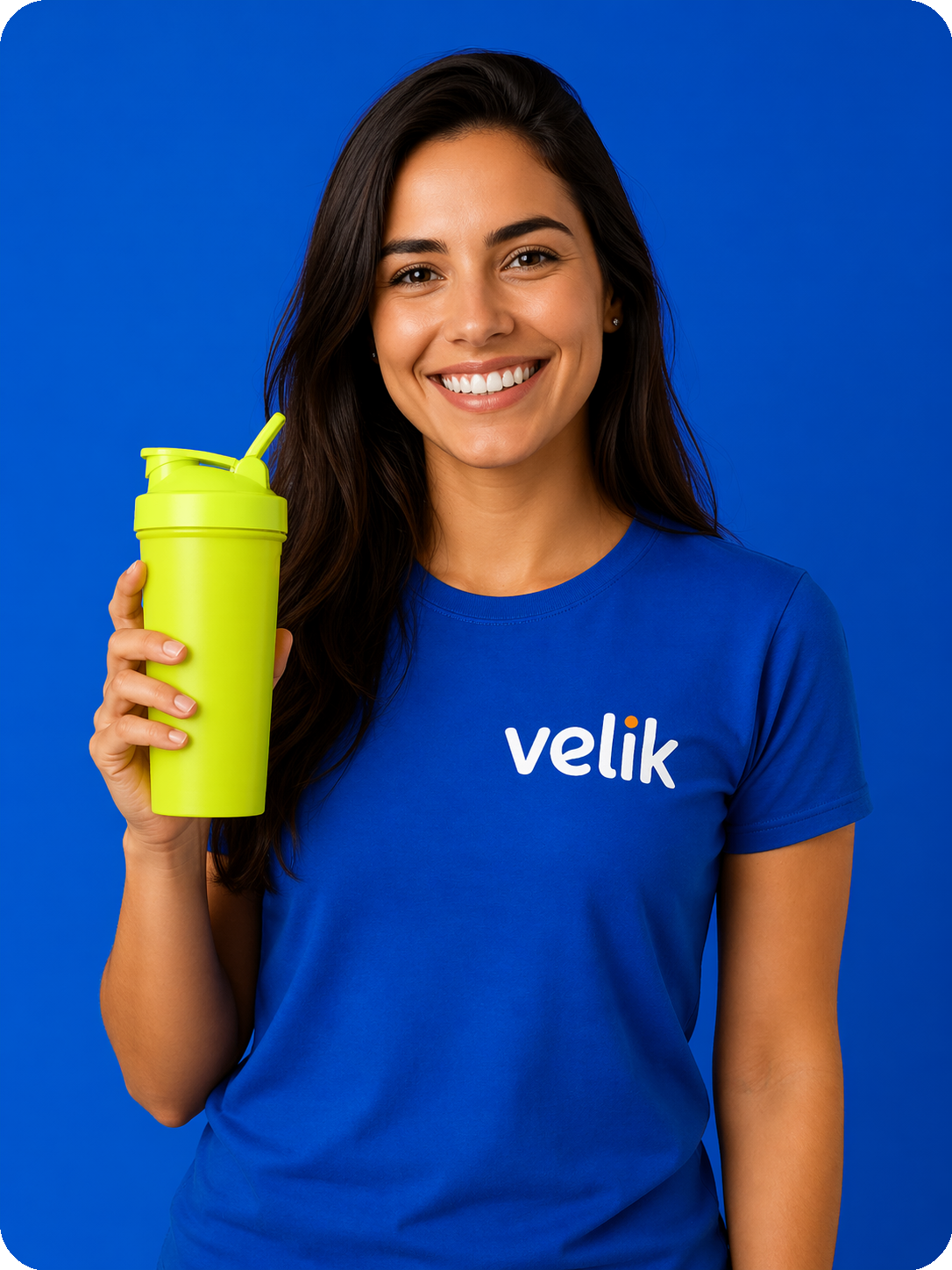 Representante Velik com coqueteleira amarela e camiseta da marca
